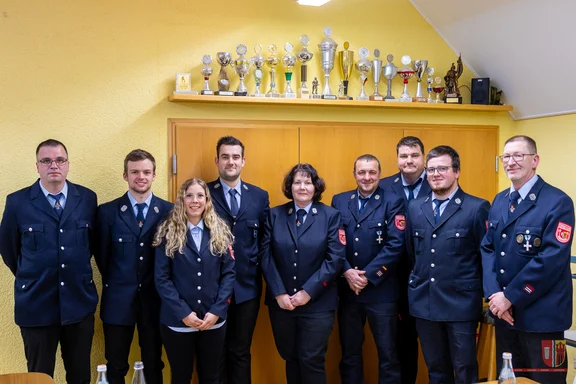 Neue Vorstandschaft des Feuerwehrvereins Kleinkahl.jpg